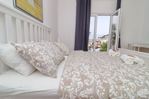 3 bedrooms, iron/ironing board, WiFi, bed sheets