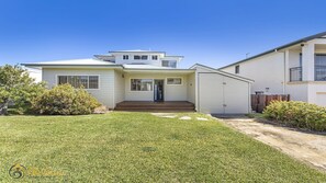 Exterior - Elanora - Ocean St No.8 - Oceanfront in sleepy Fishermans Bay (Fishermans Bay)