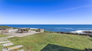 Outdoor dining - Elanora - Ocean St No.8 - Oceanfront in sleepy Fishermans Bay (Fishermans Bay)