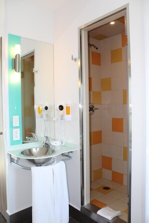 Ducha, artículos de higiene personal gratuitos y toallas