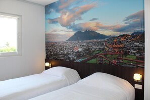 Escritorio, espacio para trabajar con un portátil, cortinas opacas