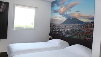 Escritorio, espacio para trabajar con laptop y cortinas blackout