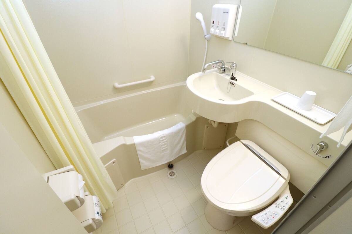 combined shower/bathtub, free toiletries, hair dryer, bathrobes