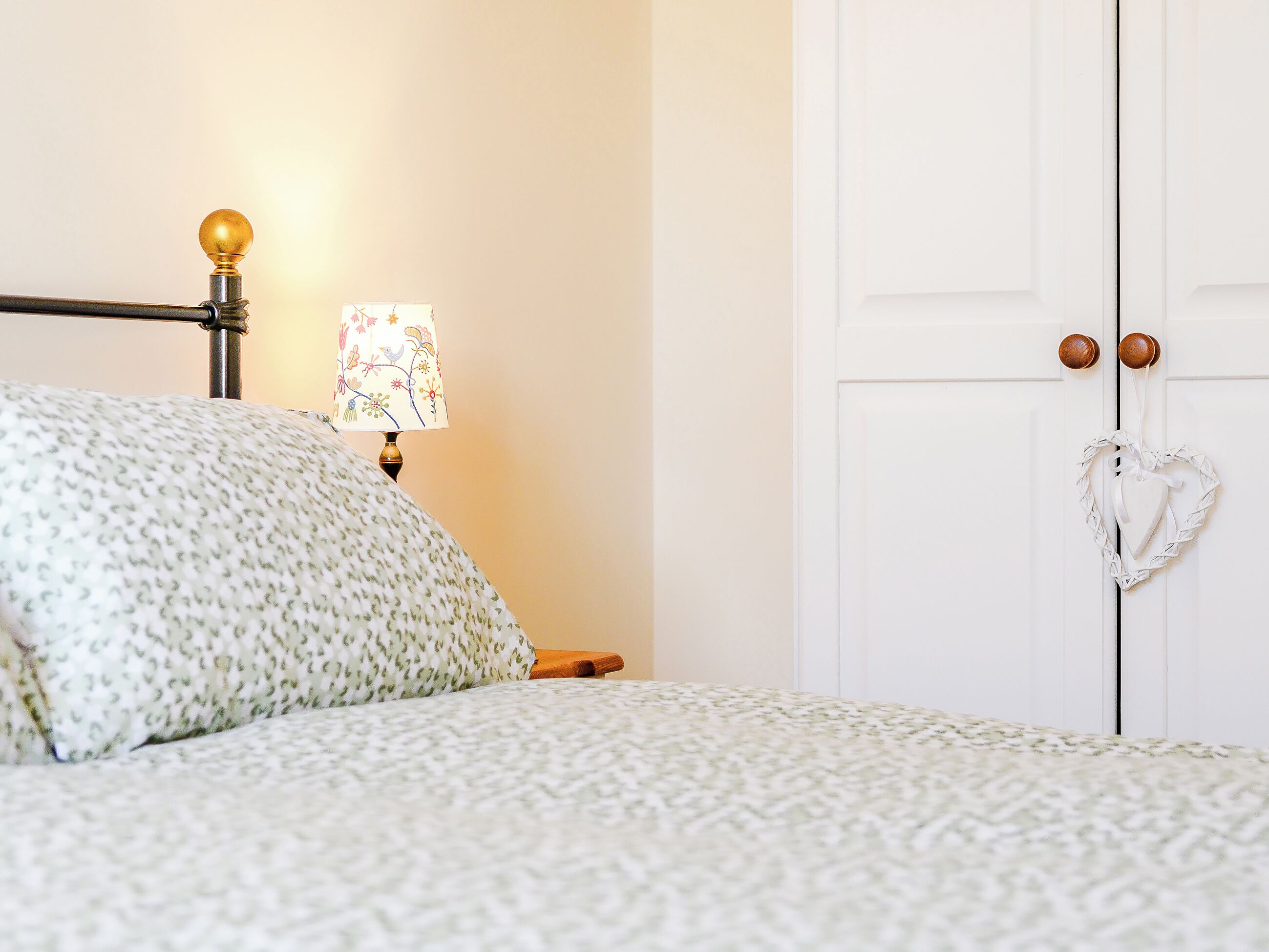 2 عدّة غرف نوم وواي فاي مجانًا وملاءات أسرّة