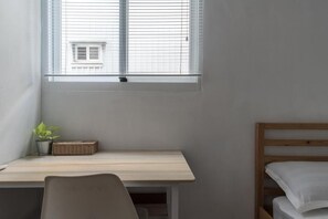 Kamar Double | Meja kerja, tirai kedap cahaya, Wi-Fi gratis, dan seprai linen