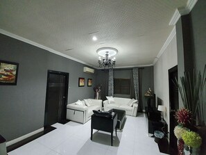 VIP Room | Living room - Royal Suites (Pattaya)