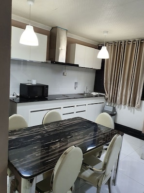 VIP Room | Cozinha privada | Geladeira
