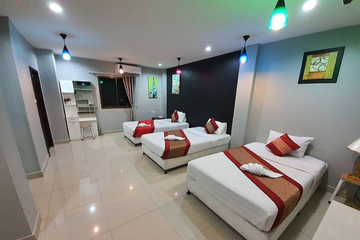 King Size Room (3 Single beds) | ベビーベッド、WiFi (無料)、ベッドシーツ