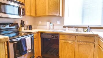 KylskÄp, mikrovÄgsugn, ugn och spishÀll