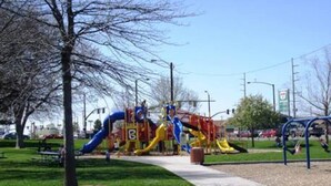 Un parque infantil con toboganes y estructuras para escalar.