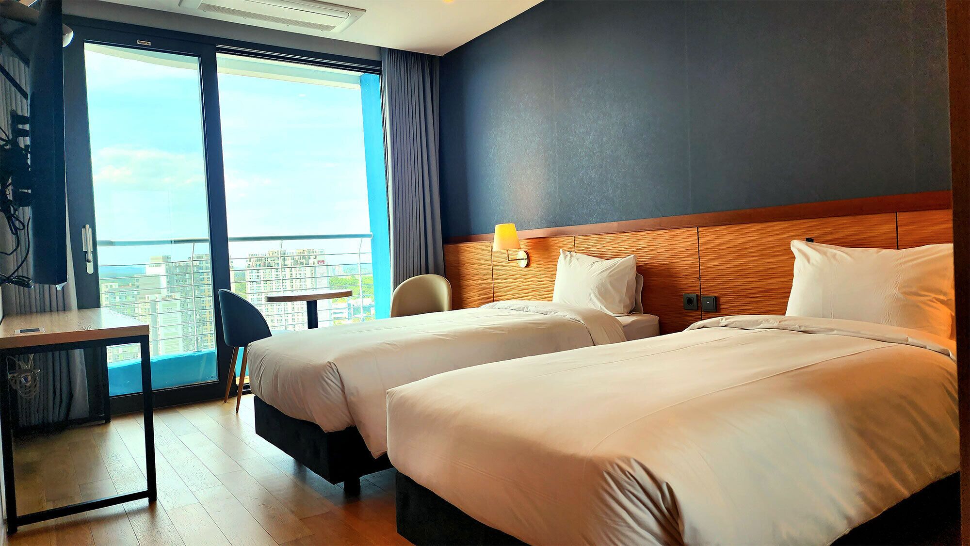 客房内保险箱、特色装修、特色家居、办公桌