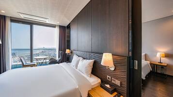 Familien-Suite, 2 Schlafzimmer, Meerblick | 1 Schlafzimmer, Zimmersafe, individuell dekoriert