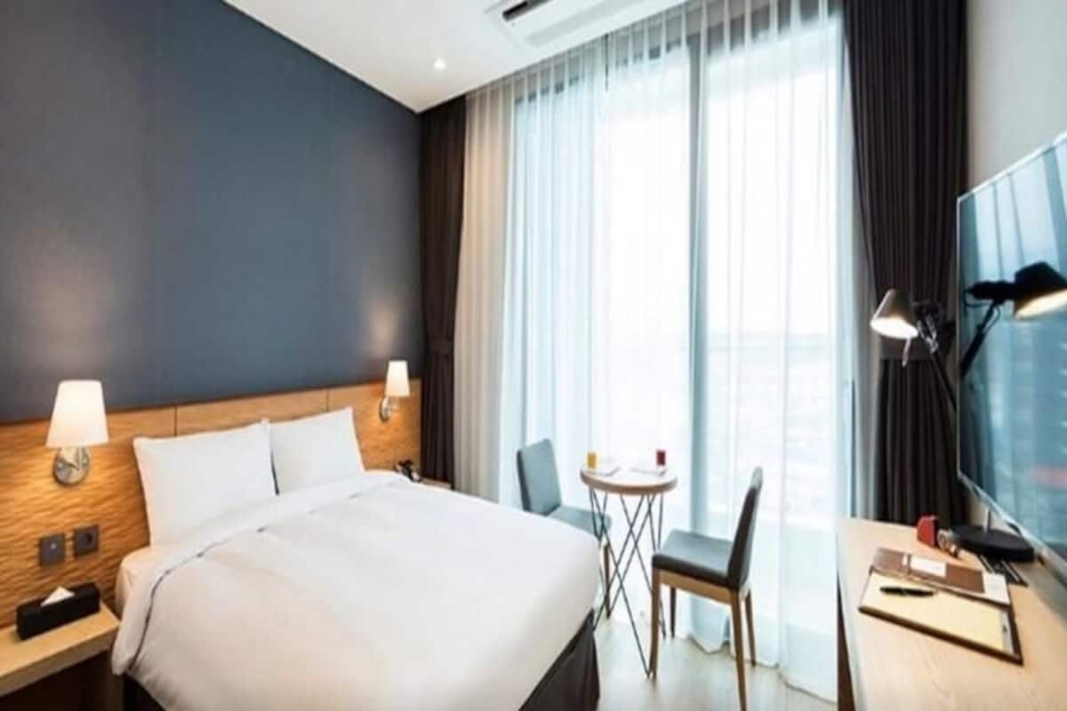 Peti besi dalam bilik, dihias secara berasingan