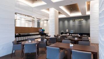 Daily buffet breakfast (KRW 33000 per person)