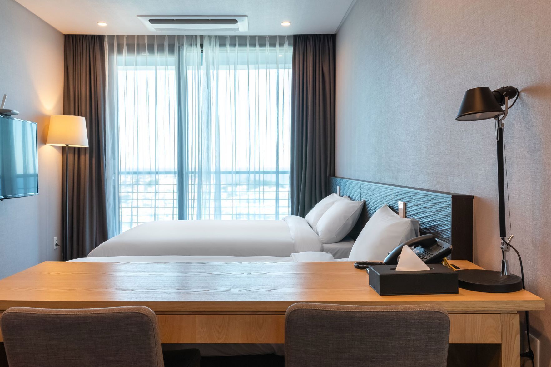 Peti besi dalam bilik, dihias secara berasingan 