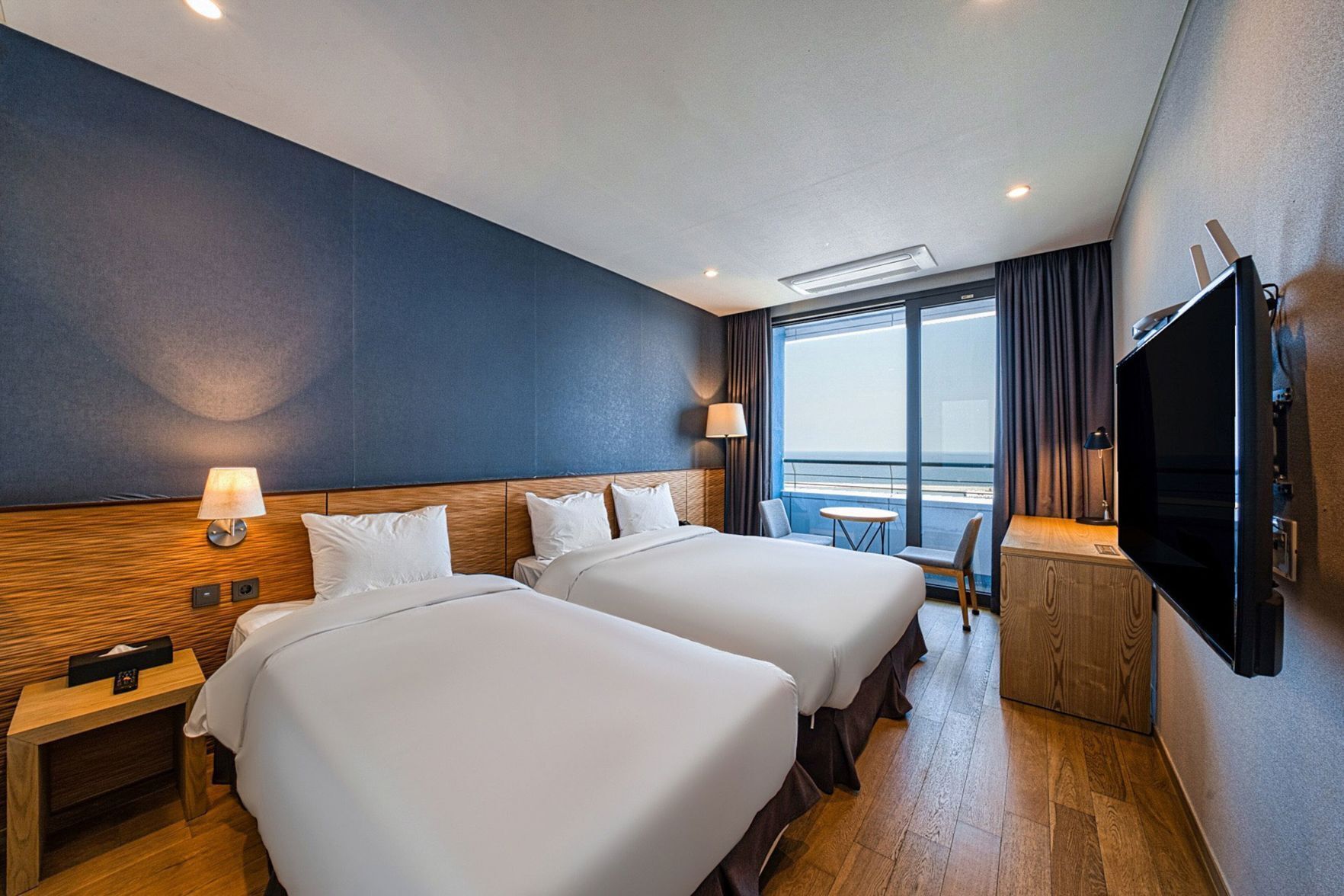 Peti besi dalam bilik, dihias secara berasingan 