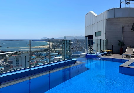 Una piscina al aire libre de temporada