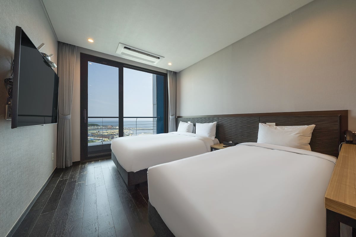 Premier Twin Room, Partial Ocean View (Deluxe) | In-room safe, individually decorated, individually furnished, desk