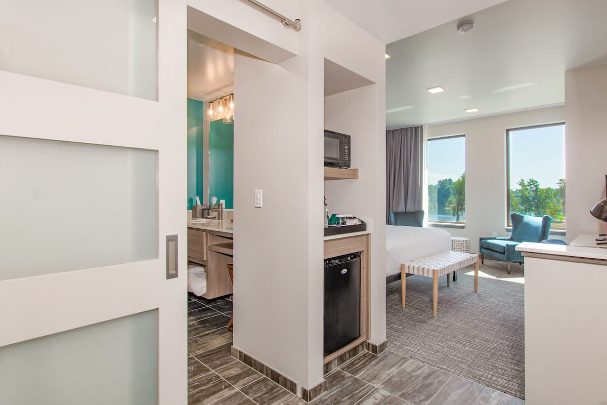 Luxe beddengoed, bedden met traagschuimmatras, een bureau