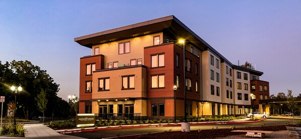 Exterior - The Independence (Independence)