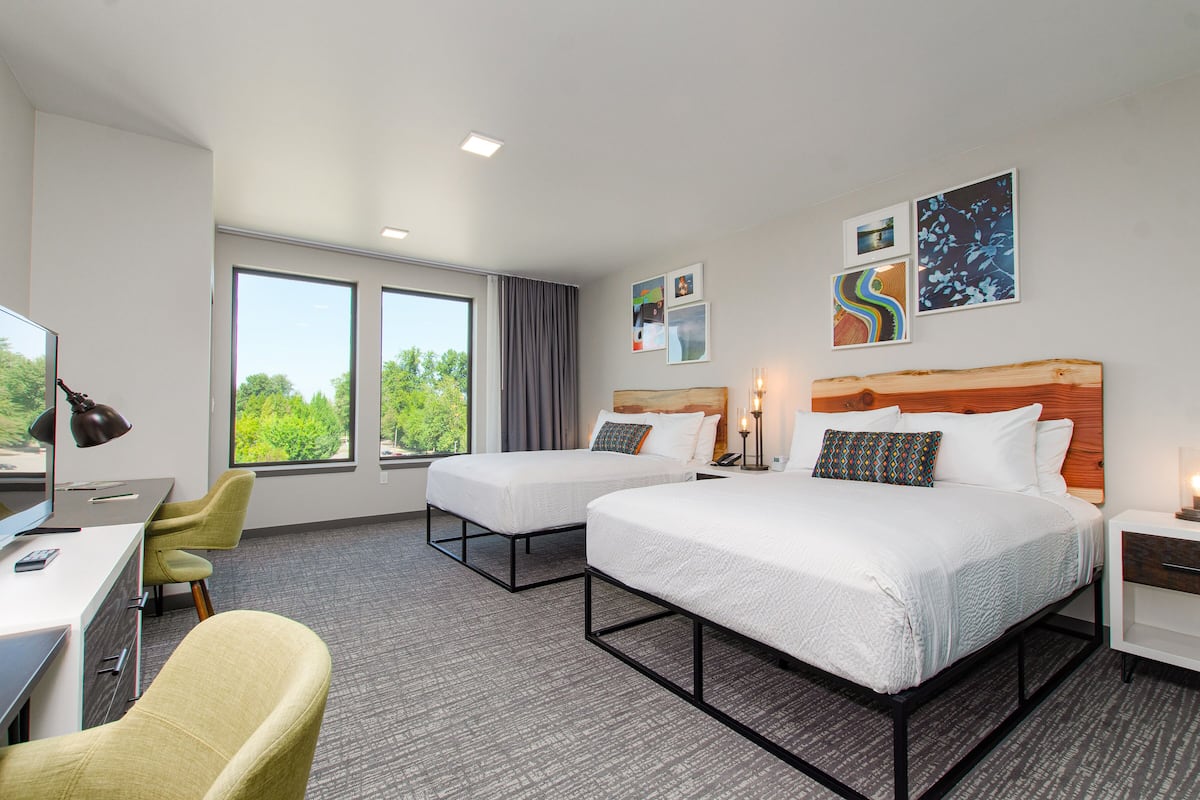 Luxe beddengoed, bedden met traagschuimmatras, een bureau