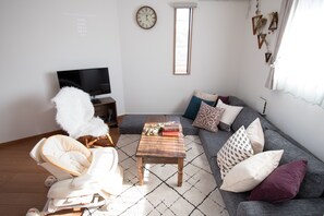 1 bedroom, individually decorated, individually furnished, desk