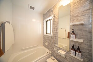 Casa (Private Vacation Home) | Baño | Tina y regadera independientes y amenidades de baño gratuitas 