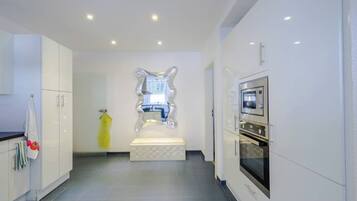 Refrigerador, microondas, horno, placa de cocina