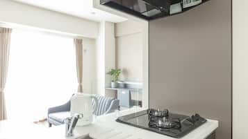 Twin Room | Private kitchen | Fridge, microwave, stovetop, cookware/dishes/utensils