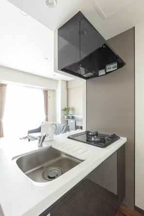 Twin Room | Private kitchen | Fridge, microwave, stovetop, cookware/dishes/utensils - Piece Chitose S1 (Chitose)