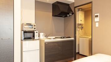 Single Room | Private kitchen | Fridge, microwave, stovetop, cookware/dishes/utensils
