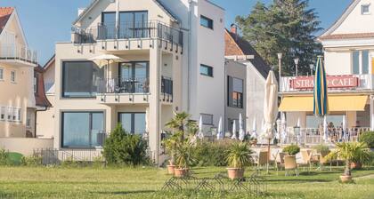 Ferienwohnung "Montfort" direkt am Bodensee mit Blick auf den See und die Berge