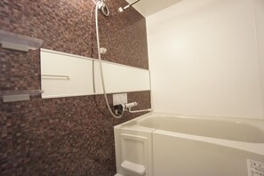 Habitación con 2 camas individuales | Baño | Ducha y bañera combinadas, secador de pelo y albornoces