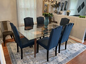 Dining - Downtown- Newly renovated, luxury in quiet neighborhood! 2miles to everything! (Chattanooga)