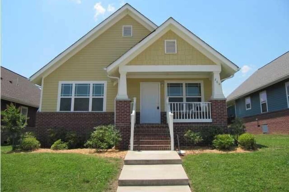 Downtown- Newly renovated, luxury in quiet neighborhood! 2miles to everything!