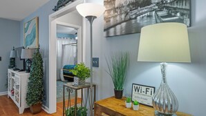Ett modernt vardagsrum med ett soffbord i trä, en golvlampa och en skylt som visar att det finns Wi-Fi.