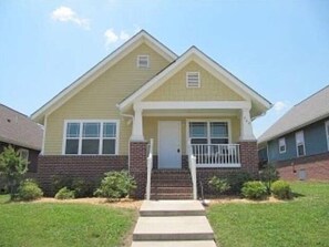 Exterior - Downtown- Newly renovated, luxury in quiet neighborhood! 2miles to everything! (Chattanooga)