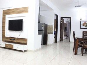 Deluxe Room | Television - Bellagio inn & suites (Gurugram)