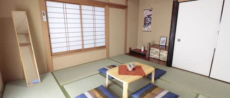 Escritorio, tabla de planchar con plancha, wifi gratis y ropa de cama