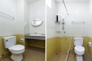 Ein Badezimmer mit Toilette, Waschbecken und Dusche.