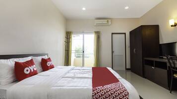 Desk, free WiFi, bed sheets