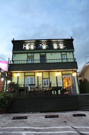 Front of property - Seogwipo Harbor Pension (Seogwipo)