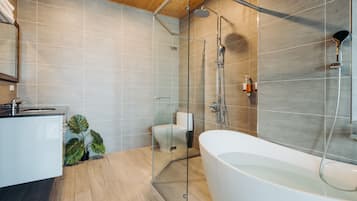 Familieværelse - 2 soveværelser | Badeværelse | Hårtørrer, hjemmesko, håndklæder, Shampoo