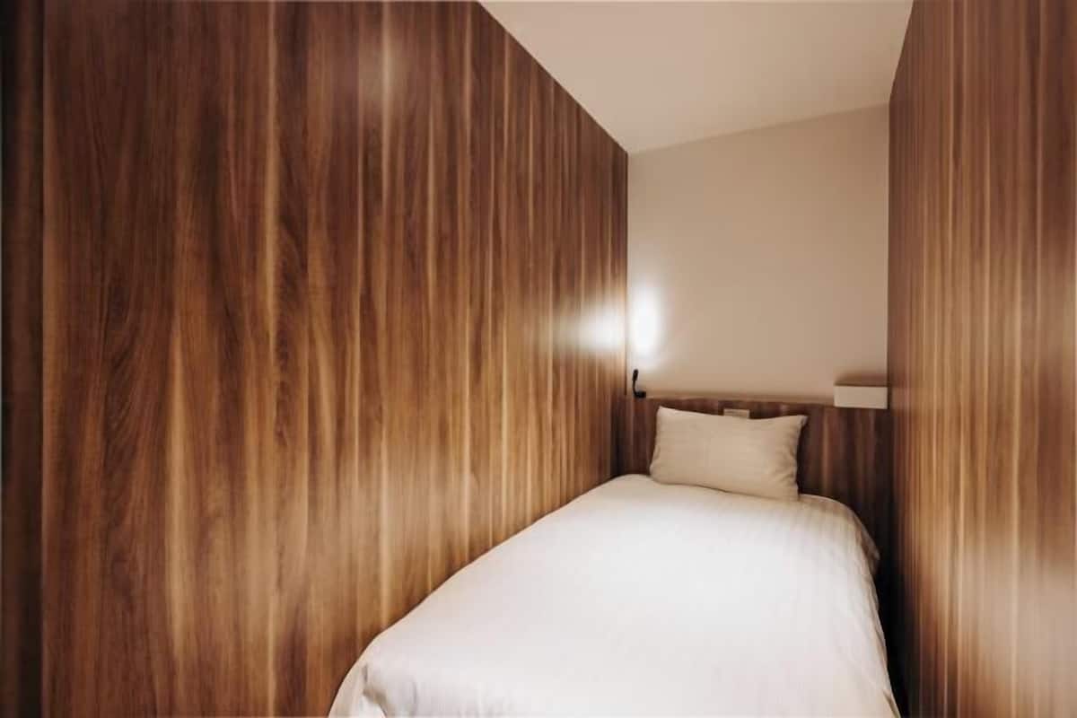 Escritorio, cortinas blackout, wifi gratis y ropa de cama