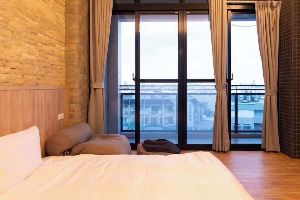 Escritorio, cortinas blackout, wifi gratis y ropa de cama