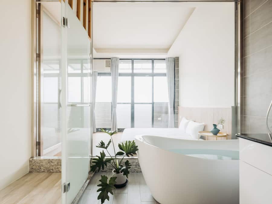 Familiekamer, 2 slaapkamers | Badkamer | Een haardroger, pantoffels, handdoeken, shampoo