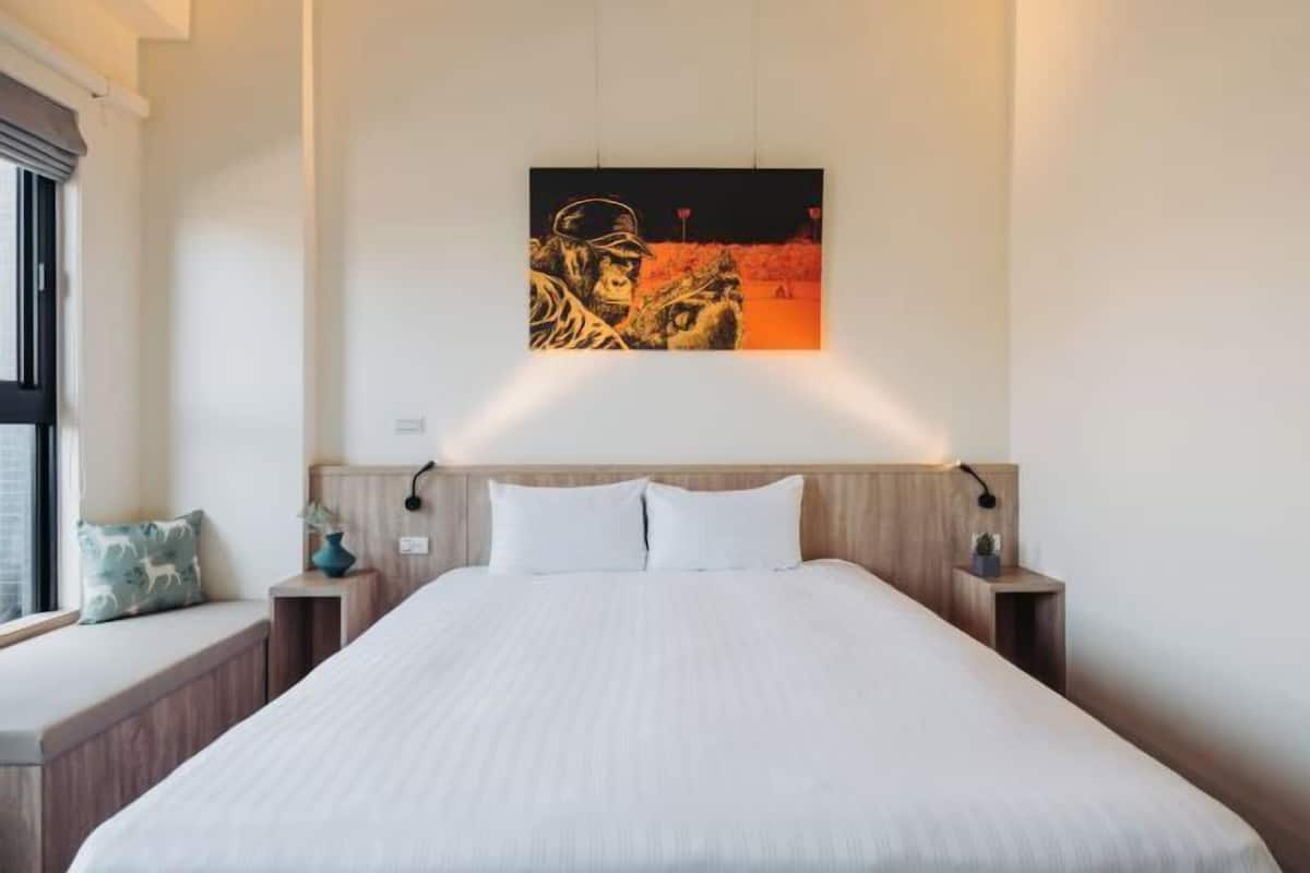 Escritorio, cortinas blackout, wifi gratis y ropa de cama