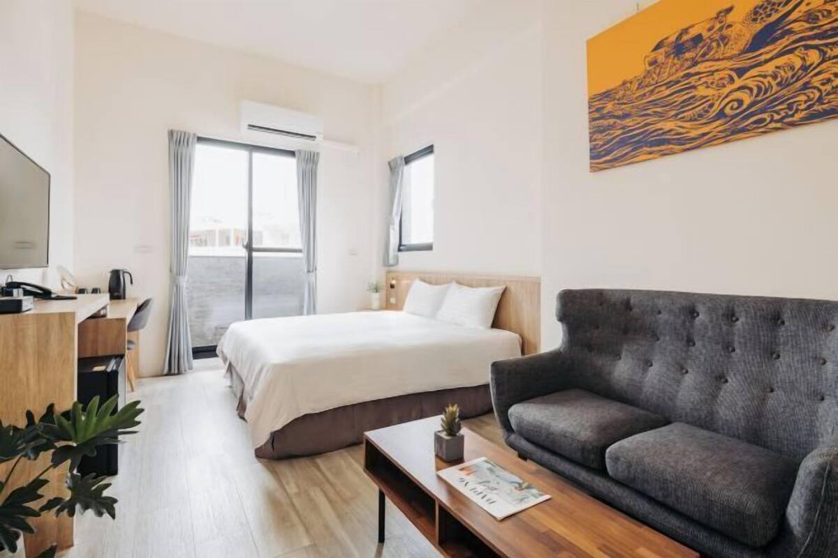 Escritorio, cortinas blackout, wifi gratis y ropa de cama