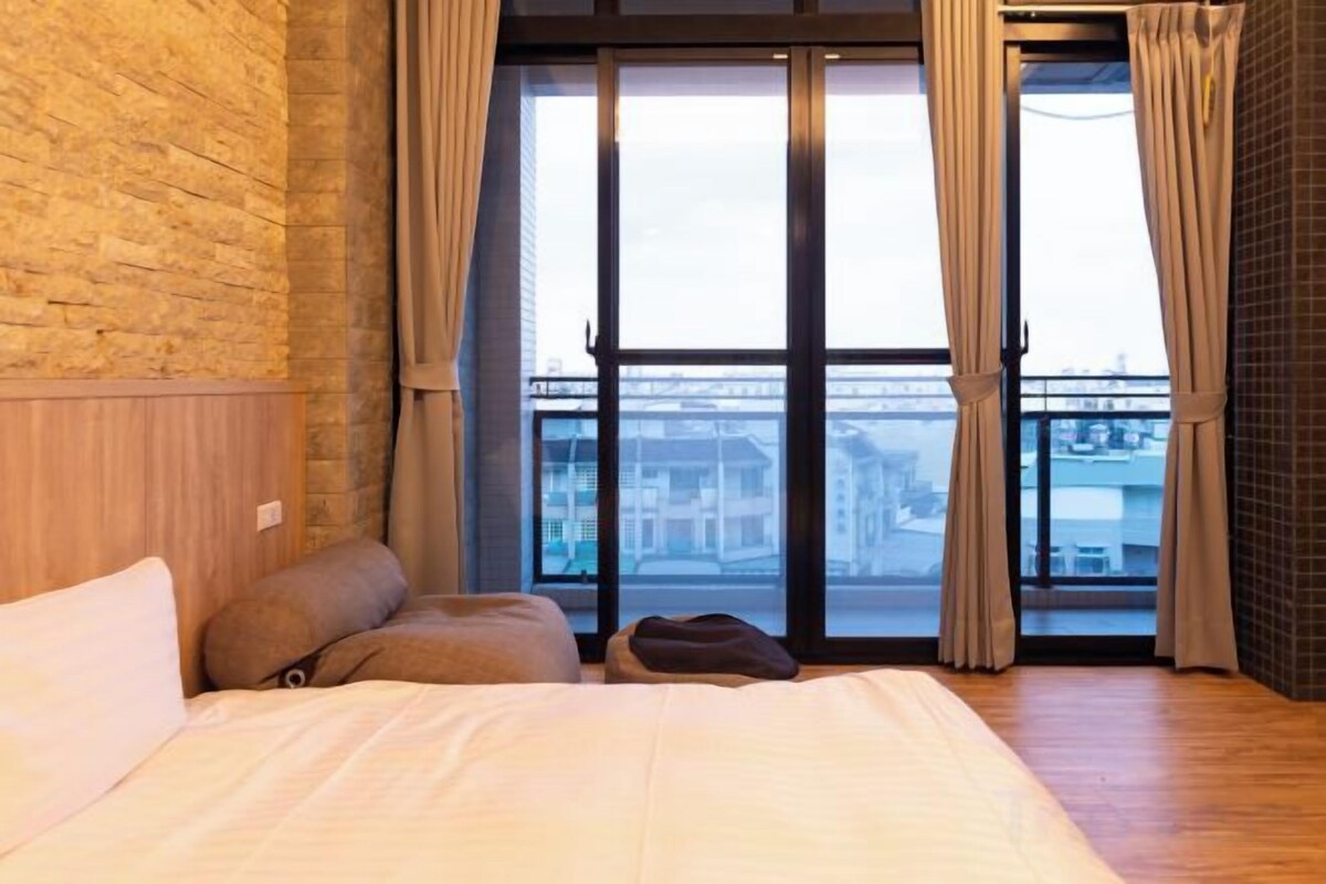 Desk, blackout drapes, WiFi (free), bed sheets
