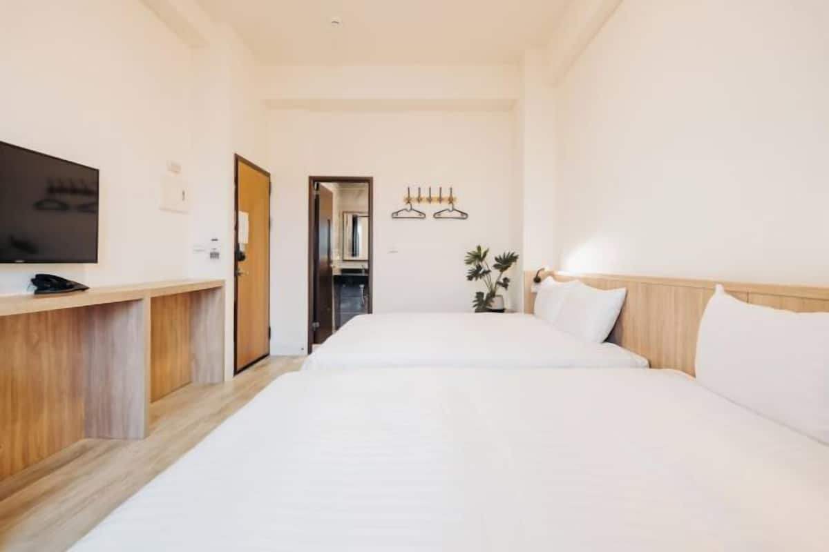 Escritorio, cortinas blackout, wifi gratis y ropa de cama